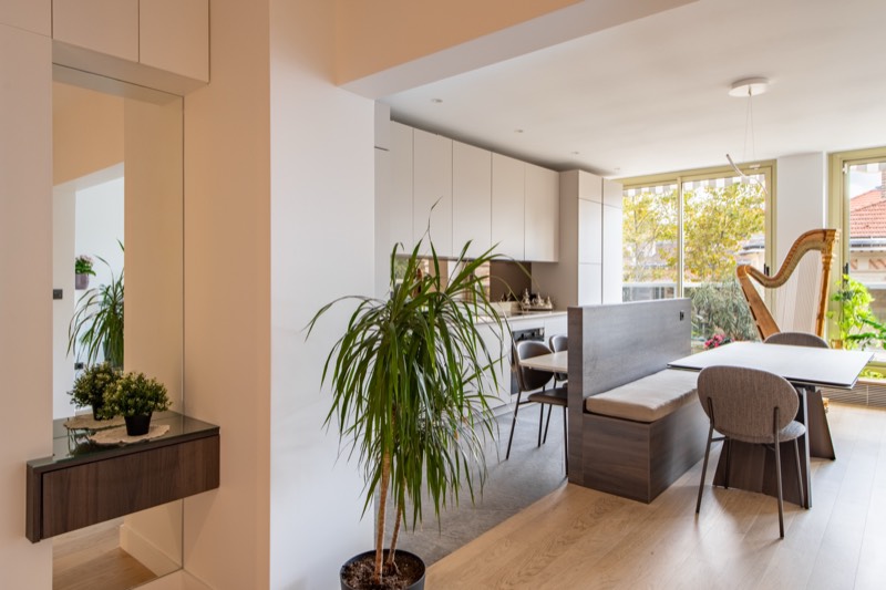 Entrée ouverte sur le séjour, appartement Assas