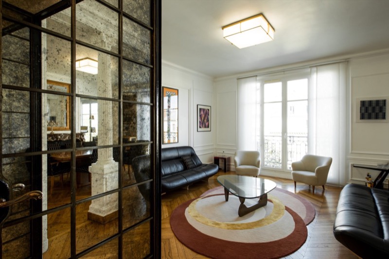 Salon et porte vitrée à cadre noir, appartement Voltaire